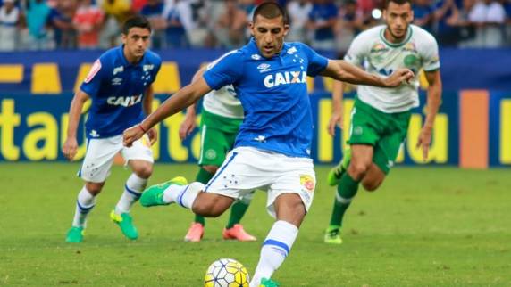 Com 

maior volume de jogo, a Raposa martela muito no Mineirão, mas não consegue balançar as redes; no lado do Verdão do Oeste, goleiro Danilo pega penalidade, e Gil quase marca no fim