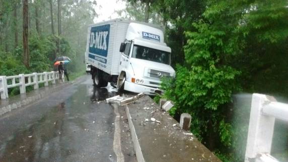 Na BR-116, o km 196, em Picada Café, foi interrompido após rachaduras