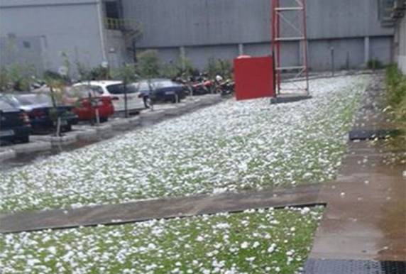 Granizo em Fraiburgo, SC, causa danos em dezenas de casas e
carros - foto 2