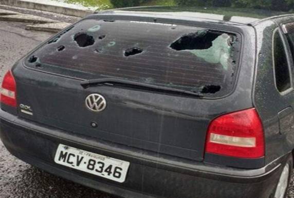 Granizo em Fraiburgo, SC, causa danos em dezenas de casas e
carros - foto 3