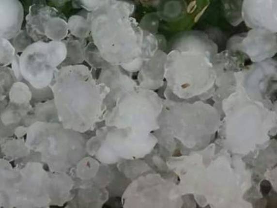 Granizo em Fraiburgo, SC, causa danos em dezenas de casas e
carros - foto 4