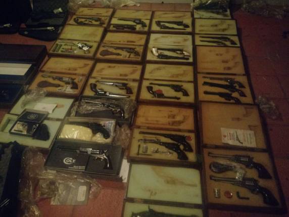 BM apreende dezenas de armas em residência abandonada em Porto Alegre - foto 3