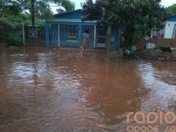 Chuva na madrugada provoca alagamentos em 

vários pontos de Santo Ângelo; VEJA VÍDEOS - foto 3