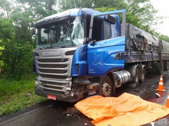 Acidente
envolvendo três caminhões deixa um morto na BR-282 - foto 2