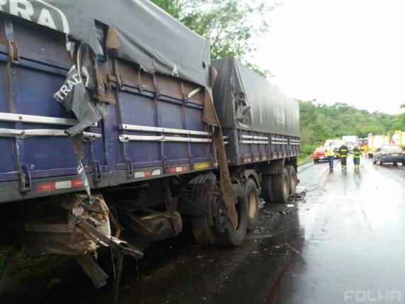 Acidente
envolvendo três caminhões deixa um morto na BR-282 - foto 4