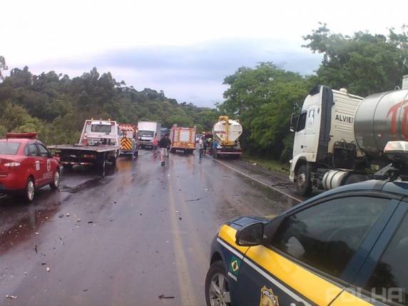 Acidente
envolvendo três caminhões deixa um morto na BR-282 - foto 5