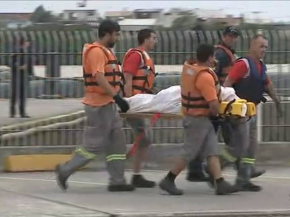 Sobreviventes de naufrágio em SC desembarcam: 'Onda engoliu barco' - foto 3