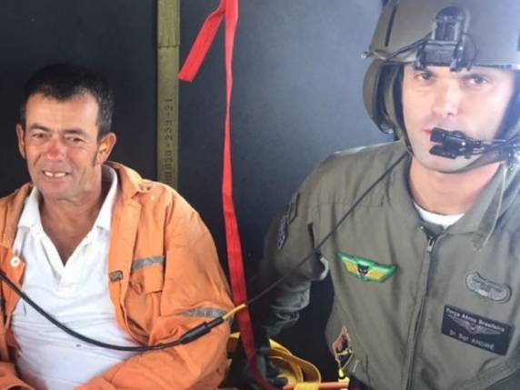 Sobreviventes de naufrágio em SC desembarcam: 'Onda engoliu barco' - foto 4