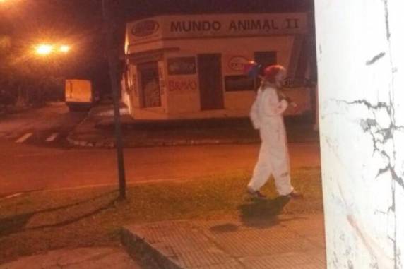 De acordo 

com a delegada regional Ana Luiza Tarouco, dois adolescentes foram responsáveis pela brincadeira. Um usou a fantasia e o outro tirou a foto