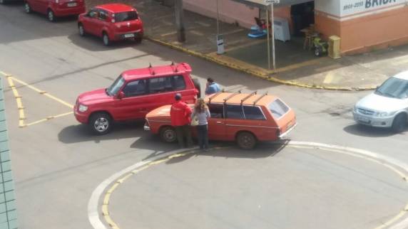 Veículos colidem no contorno de uma rótula em Ijuí - foto 2