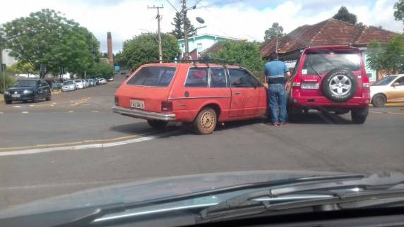 Veículos colidem no contorno de uma rótula em Ijuí - foto 3