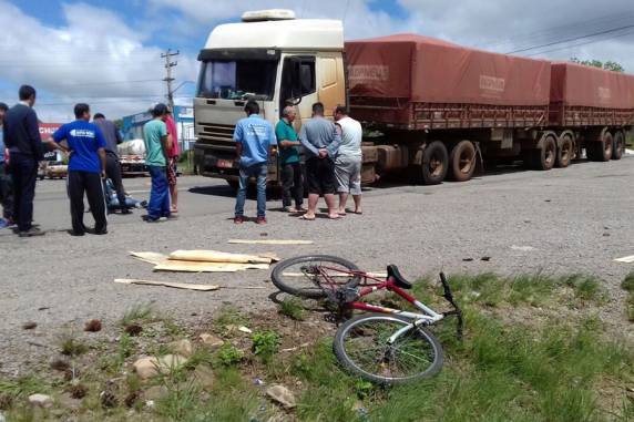 Jovem estava de bicicleta, que ficou 

sem freio, e foi atingido por uma carreta ao cruzar a rodovia em Soledade