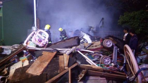 Casa é destruída pelo fogo em 

Passo Fundo - foto 3