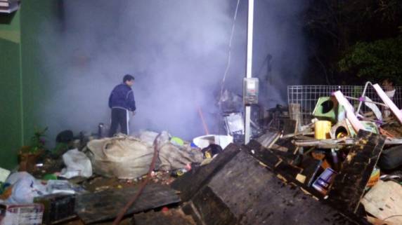 Casa é destruída pelo fogo em 

Passo Fundo - foto 2