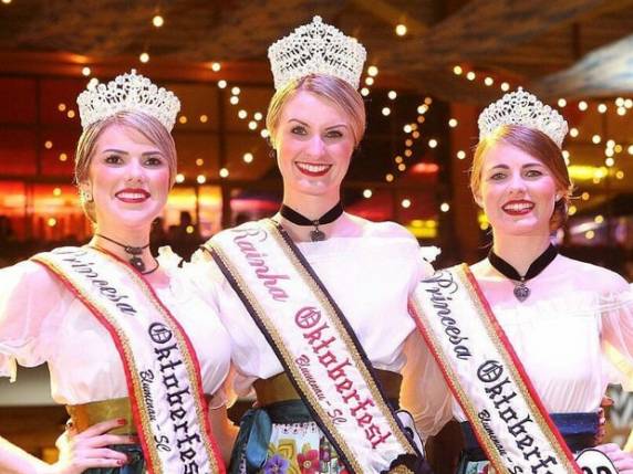 Rainha é Bruna Ponchielli e princesas Vanessa Salvador e Bianca Tribess