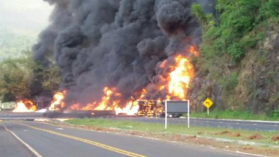 Caminhão de combustível ficou completamente destruído pelas chamas após tombar na SC-480, em Chapecó