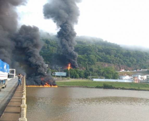 Caminhão de combustível ficou completamente destruído pelas chamas após tombar na SC-480, em Chapecó