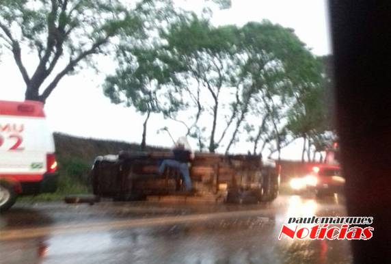 Caminhonete tomba depois de uma aquaplanagem na RS-344 - foto 2