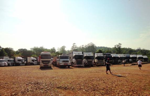 Recorde de
caminhões no pátio alfandegado e Porto Mauá - foto 3