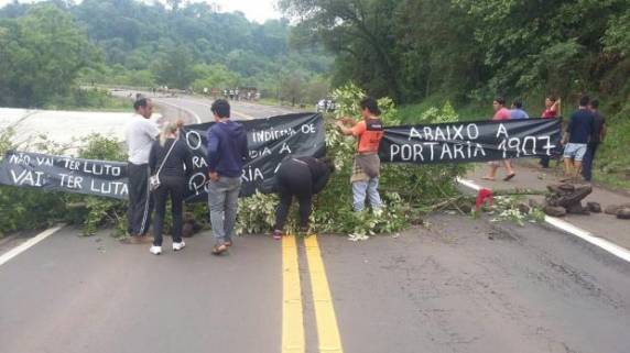 Os protestos ocorrem no quilômetro 257 da BR-285, em Gentil, e no quilômetro 6 da BR-386, em Iraí