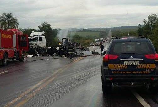 Acidente ocorreu no km 221 da BR-392; uma 

pessoa ficou gravemente ferida na colisão