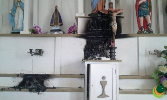 Vandalismo em Igreja Católica: indivíduos queimam Bíblia e
imagens de santos em Passo Fundo - foto 5