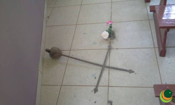 Vandalismo em Igreja Católica: indivíduos queimam Bíblia e
imagens de santos em Passo Fundo - foto 4