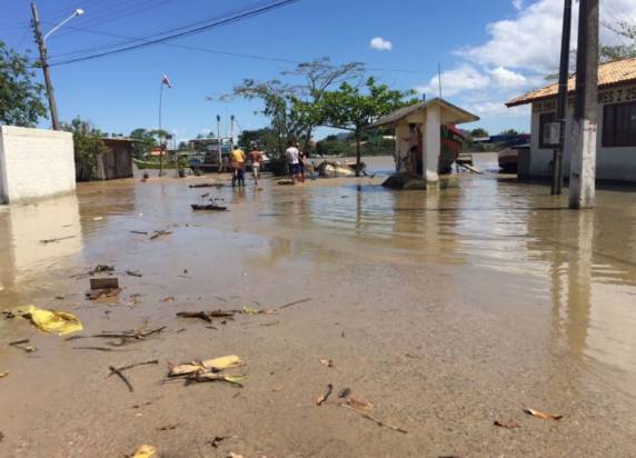 Fenômeno teve início por volta de 

meio dia de hoje acompanhado de ondas de até dois metros