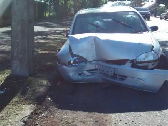 Casal de jovens fica ferido depois uma colisão com veículo em um poste no centro de Ijuí - foto 5