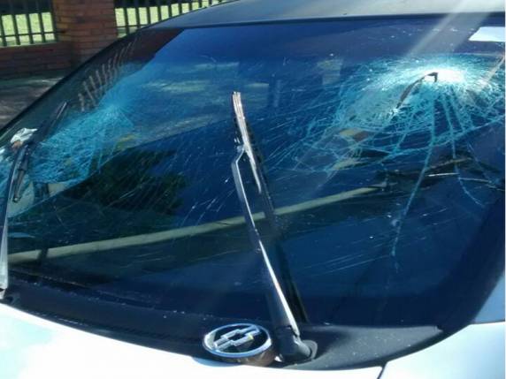 Casal de jovens fica ferido depois uma colisão com veículo em um poste no centro de Ijuí - foto 3