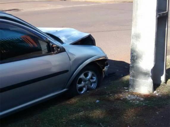 Casal de jovens fica ferido depois uma colisão com veículo em um poste no centro de Ijuí - foto 2