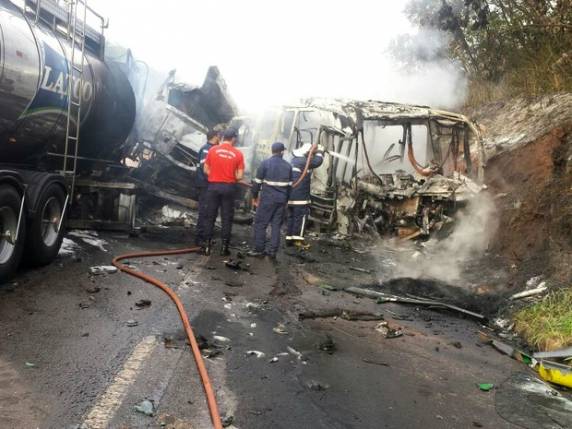 Acidente entre ônibus e caminhão deixa 20 mortos e vários feridos - foto 2