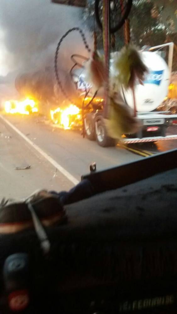 Acidente entre ônibus e caminhão deixa 20 mortos e vários feridos - foto 3