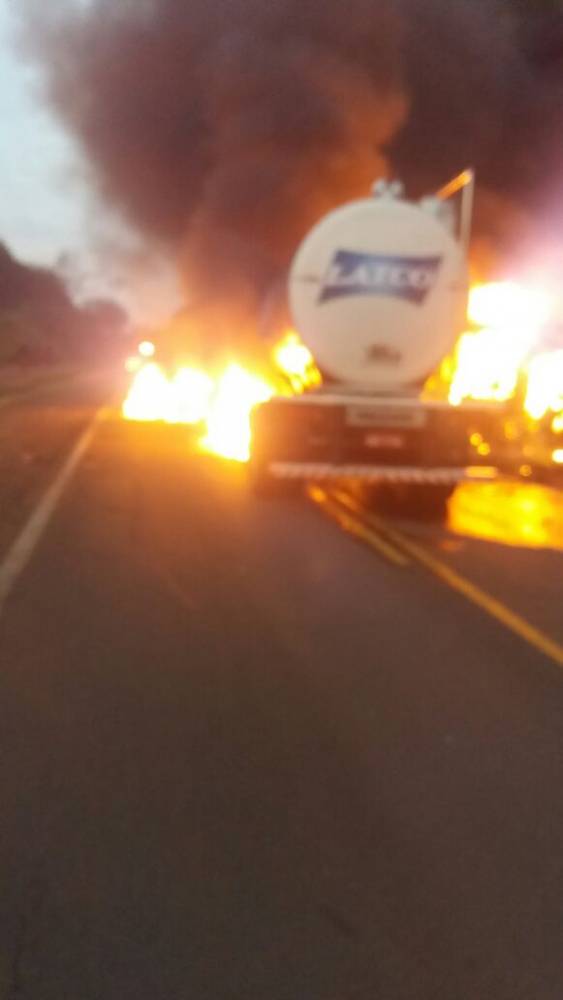 Acidente entre ônibus e caminhão deixa 20 mortos e vários feridos - foto 5