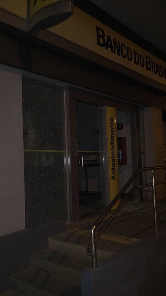 Policiais e assaltantes de banco trocam tiros em Arroio dos Ratos - foto 3