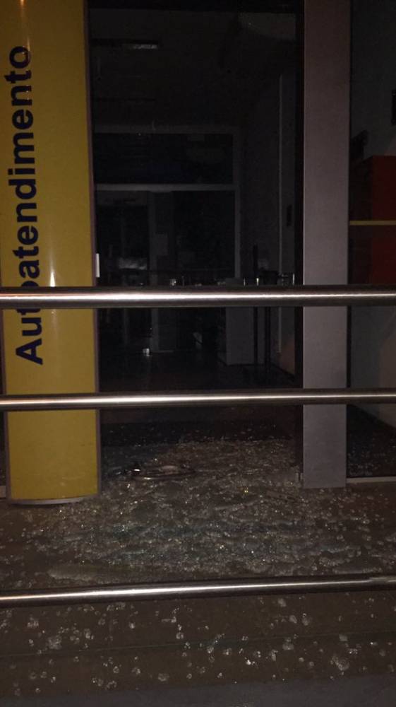 Policiais e assaltantes de banco trocam tiros em Arroio dos Ratos - foto 2