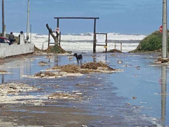 Balneário Rincão, SC, decreta emergência após ressaca do mar - foto 2