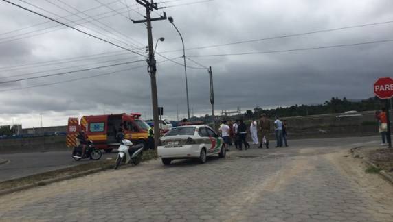 Ciclista é atropelada por veículo na marginal da BR-101 em Tijucas - foto 2