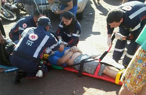 Motociclista fica ferido depois de uma colisão entre 

moto e caminhonete no centro de Ijuí - foto 2
