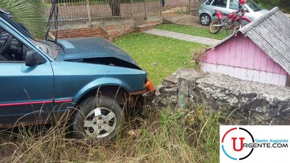 Veículo desgovernado bate em muro e por pouco não invade casa em Santo Augusto - foto 2