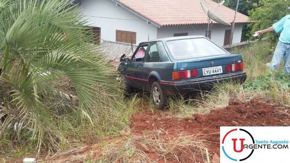 Veículo desgovernado bate em muro e por pouco não invade casa em Santo Augusto - foto 3