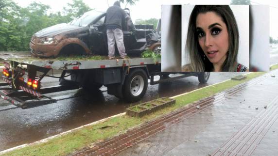 Motorista perdeu o controle do veículo e colidiu contra um poste. Mulher morreu 

na hora