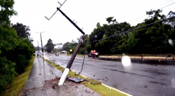 São Miguel do Oeste - Mulher morre após colisão em
poste durante a madrugada - foto 3