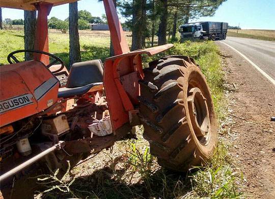 Carreta bate na traseira de um trator na RS-522 em Augusto Pestana - foto 2