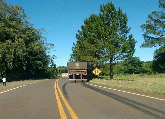 Carreta bate na traseira de um trator na RS-522 em Augusto Pestana - foto 3