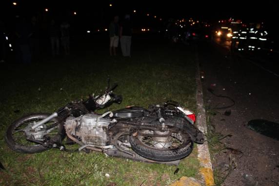 Dois veículos e uma 

motocicleta colidiram na BR-471 na noite desta quinta-feira