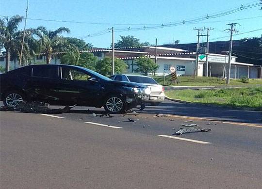 Colisão no trevo da Fenamilho provoca danos em veículos nesta segunda-feira - foto 3