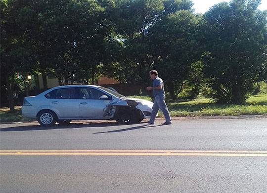 Colisão no trevo da Fenamilho provoca danos em veículos nesta segunda-feira - foto 2