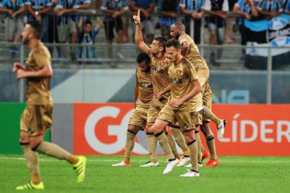Diego Souza, duas vezes, e Rogério fizeram os gols da partida, que manteve o time de Renato em oitavo lugar no 

Brasileirão