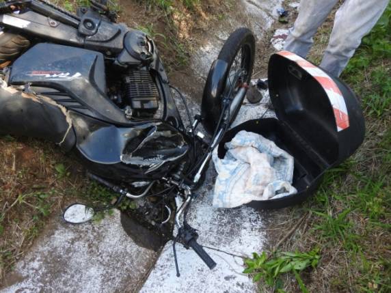 O motorista que provocou o acidente fugiu 

sem prestar socorro
